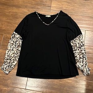 Amazing top with leopard sleeves Democracy XL